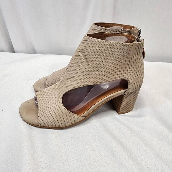 Gentle Souls by Kenneth Cole Women's 8 Charlene Peep Toe Suede Ankle Heels - Picture 5 of 11